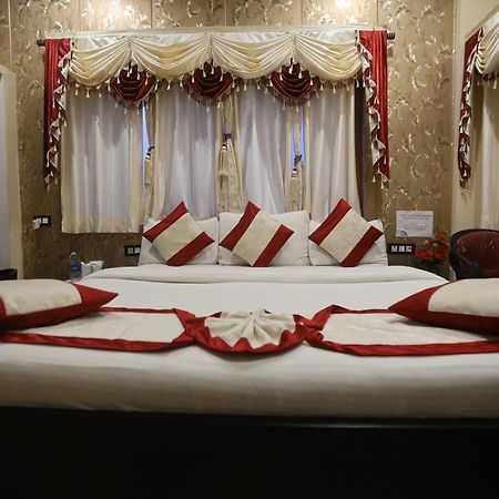 The Ranikhet Continental Hotel Екстериор снимка