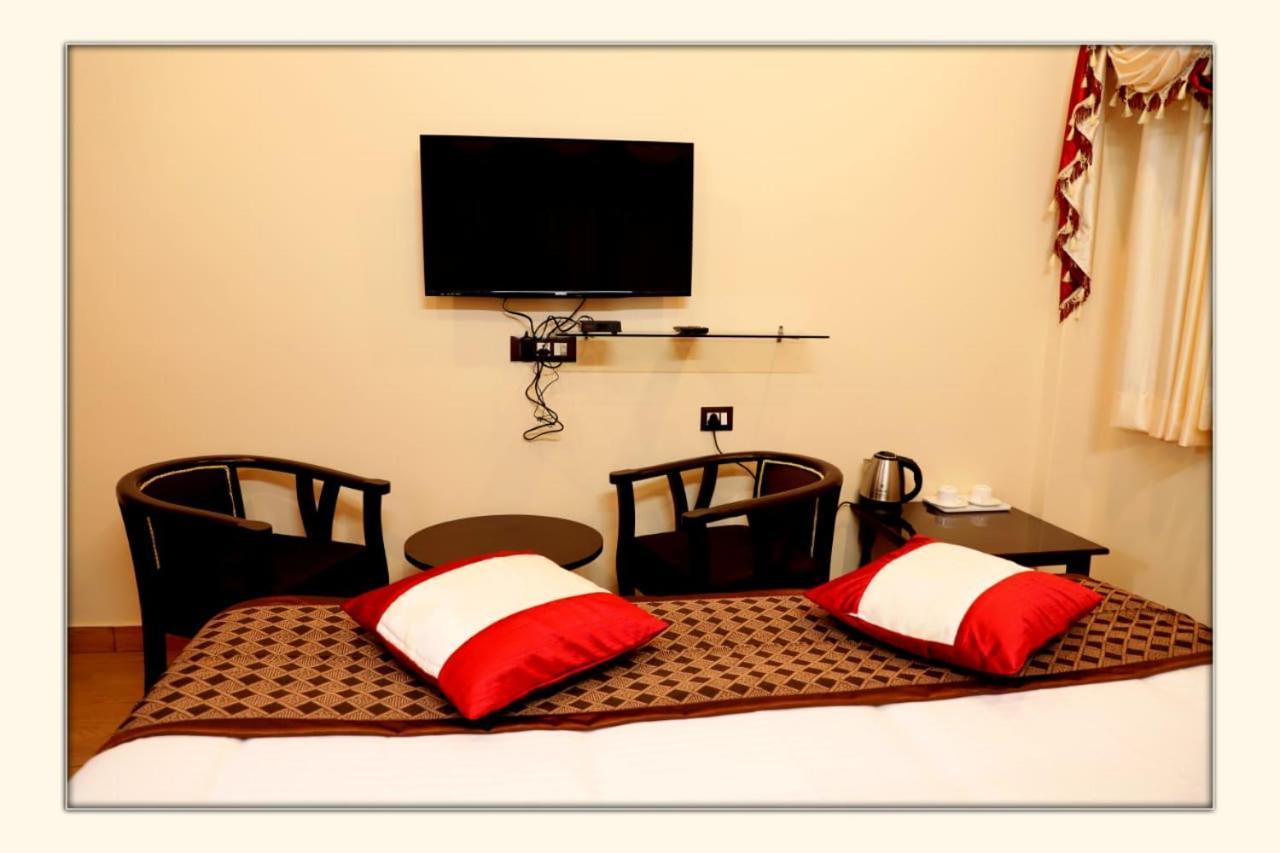 The Ranikhet Continental Hotel Екстериор снимка