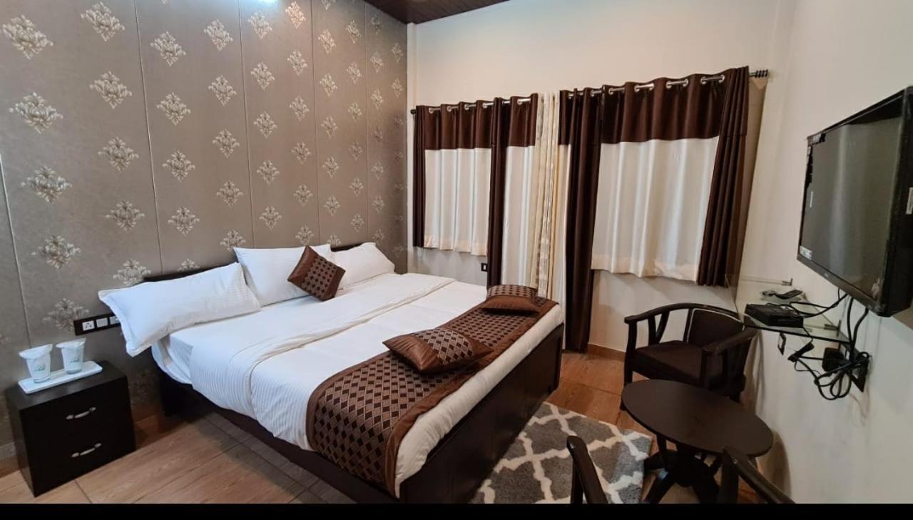 The Ranikhet Continental Hotel Екстериор снимка