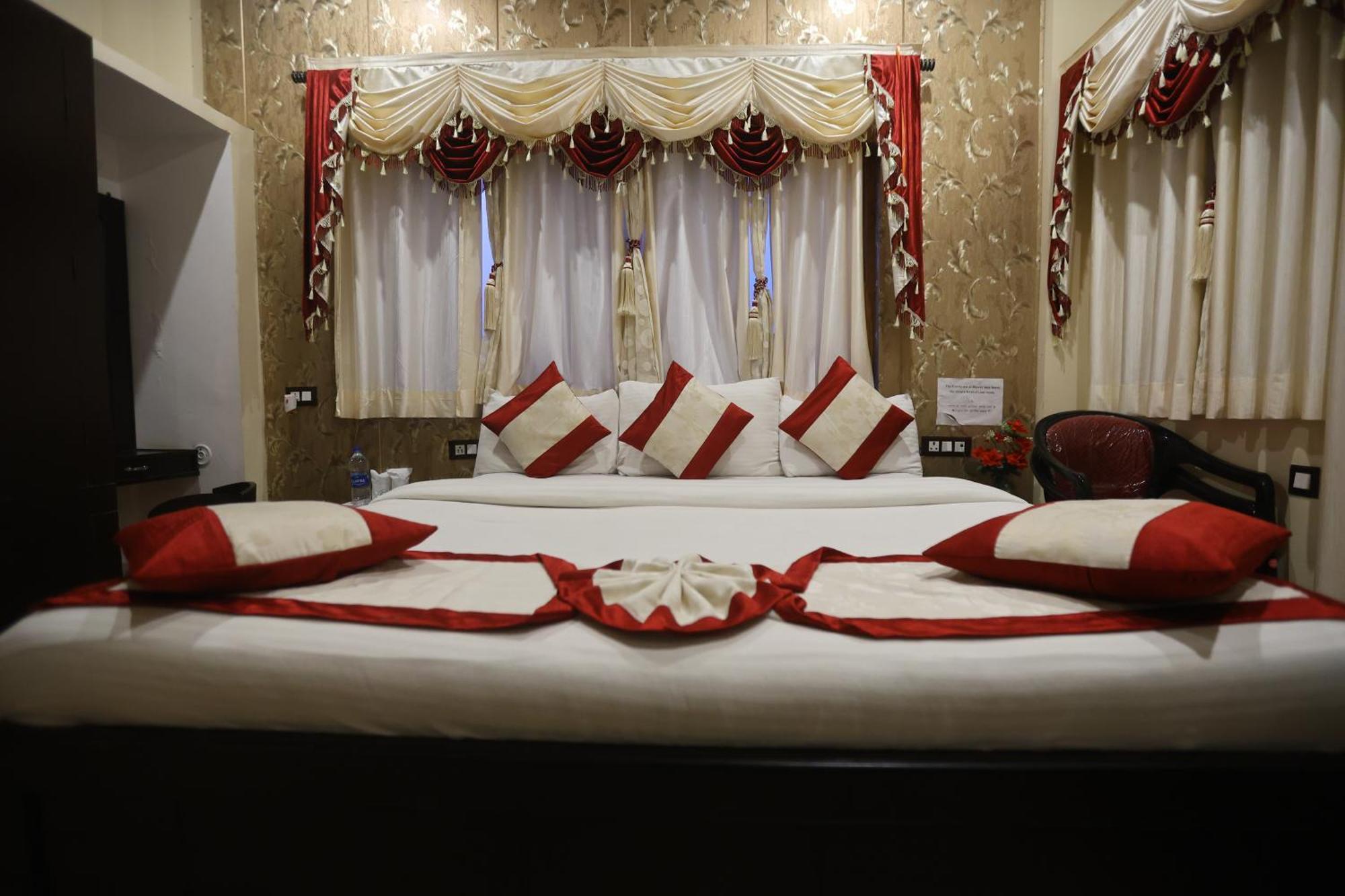 The Ranikhet Continental Hotel Екстериор снимка
