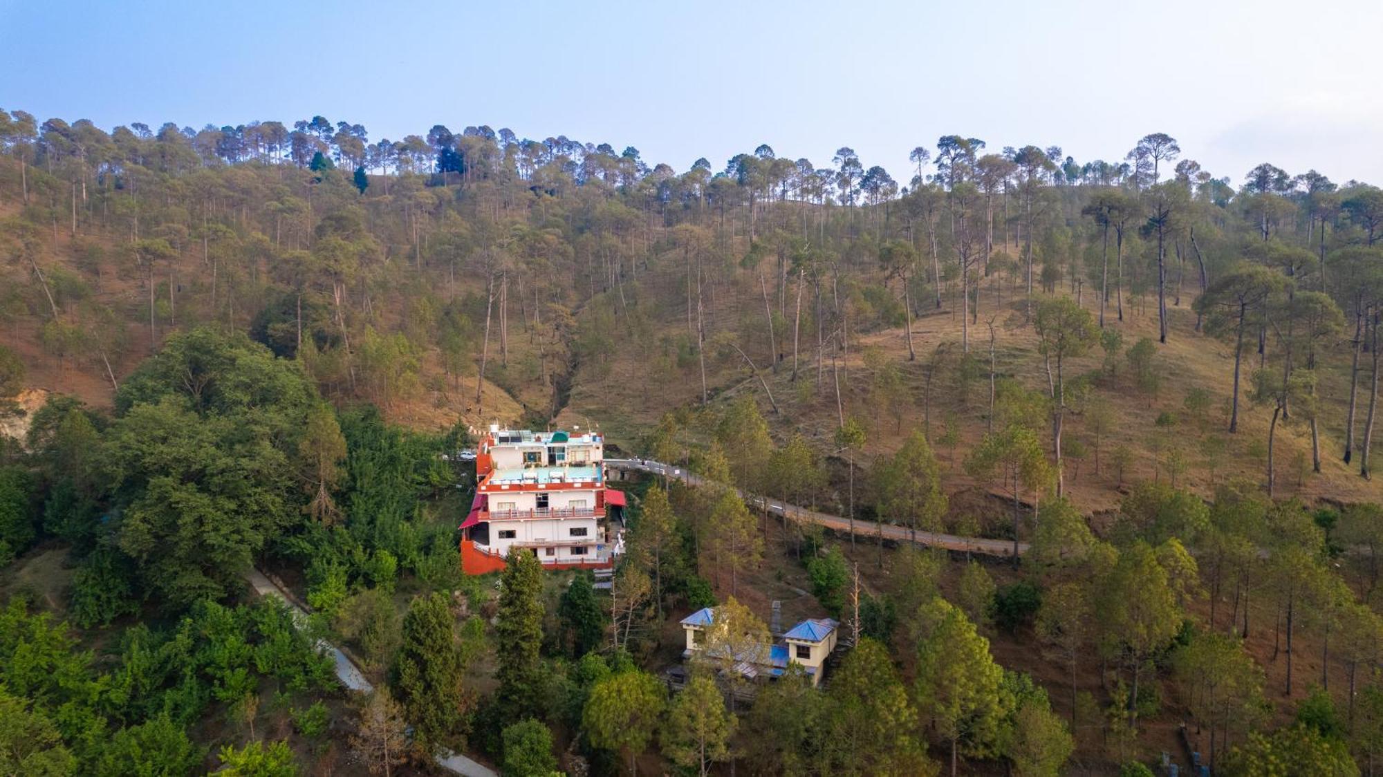The Ranikhet Continental Hotel Екстериор снимка