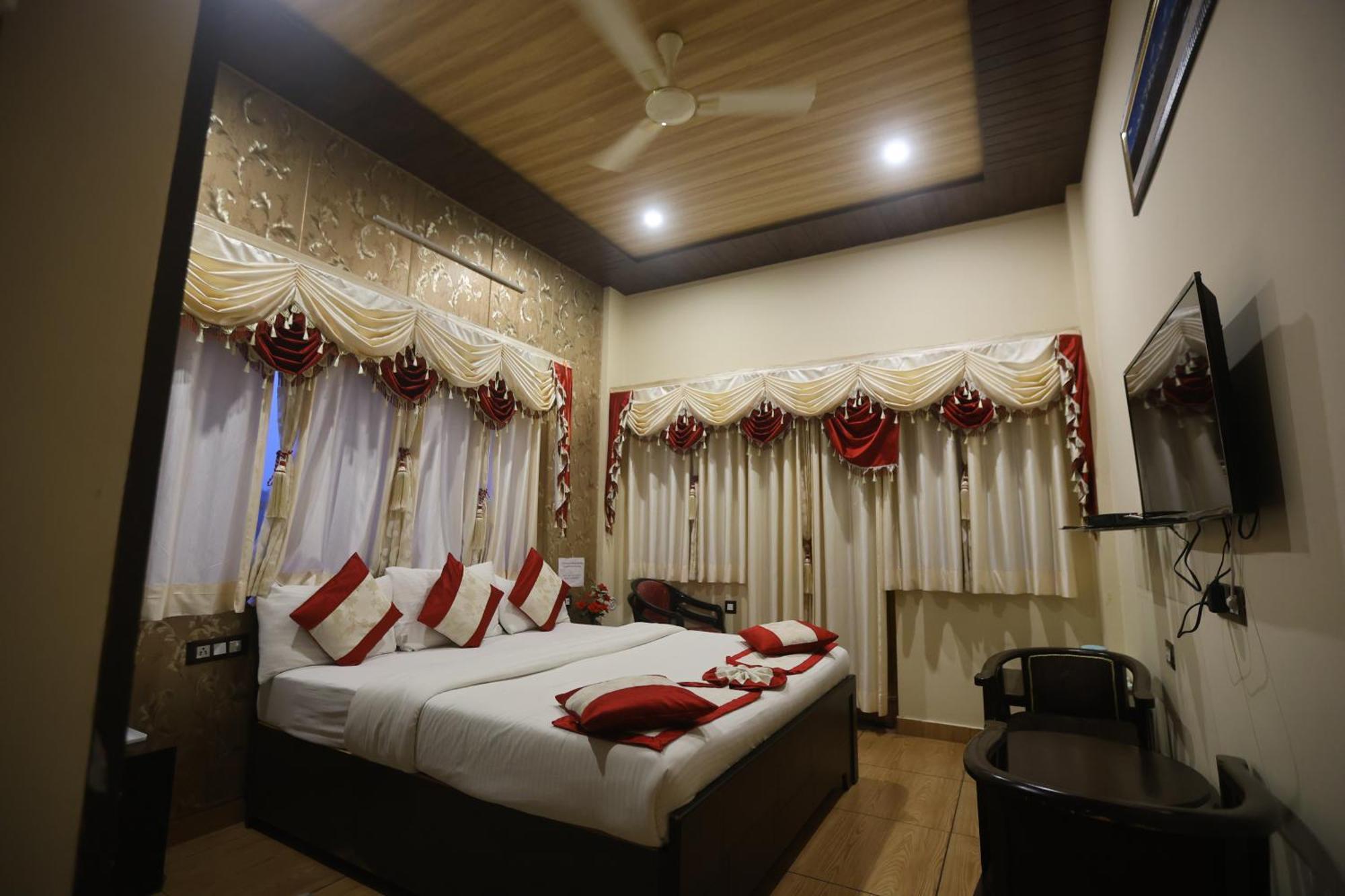 The Ranikhet Continental Hotel Екстериор снимка