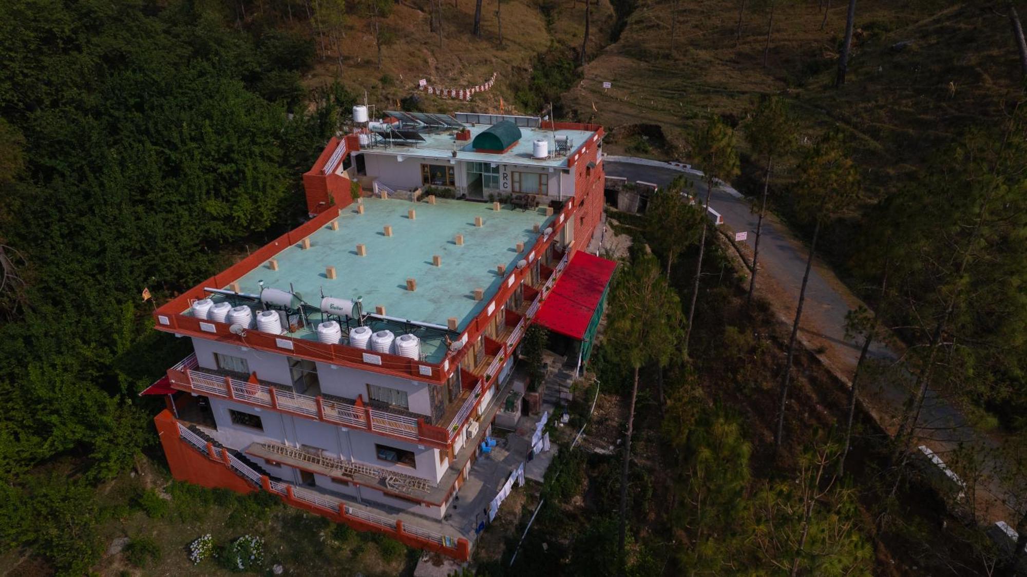 The Ranikhet Continental Hotel Екстериор снимка