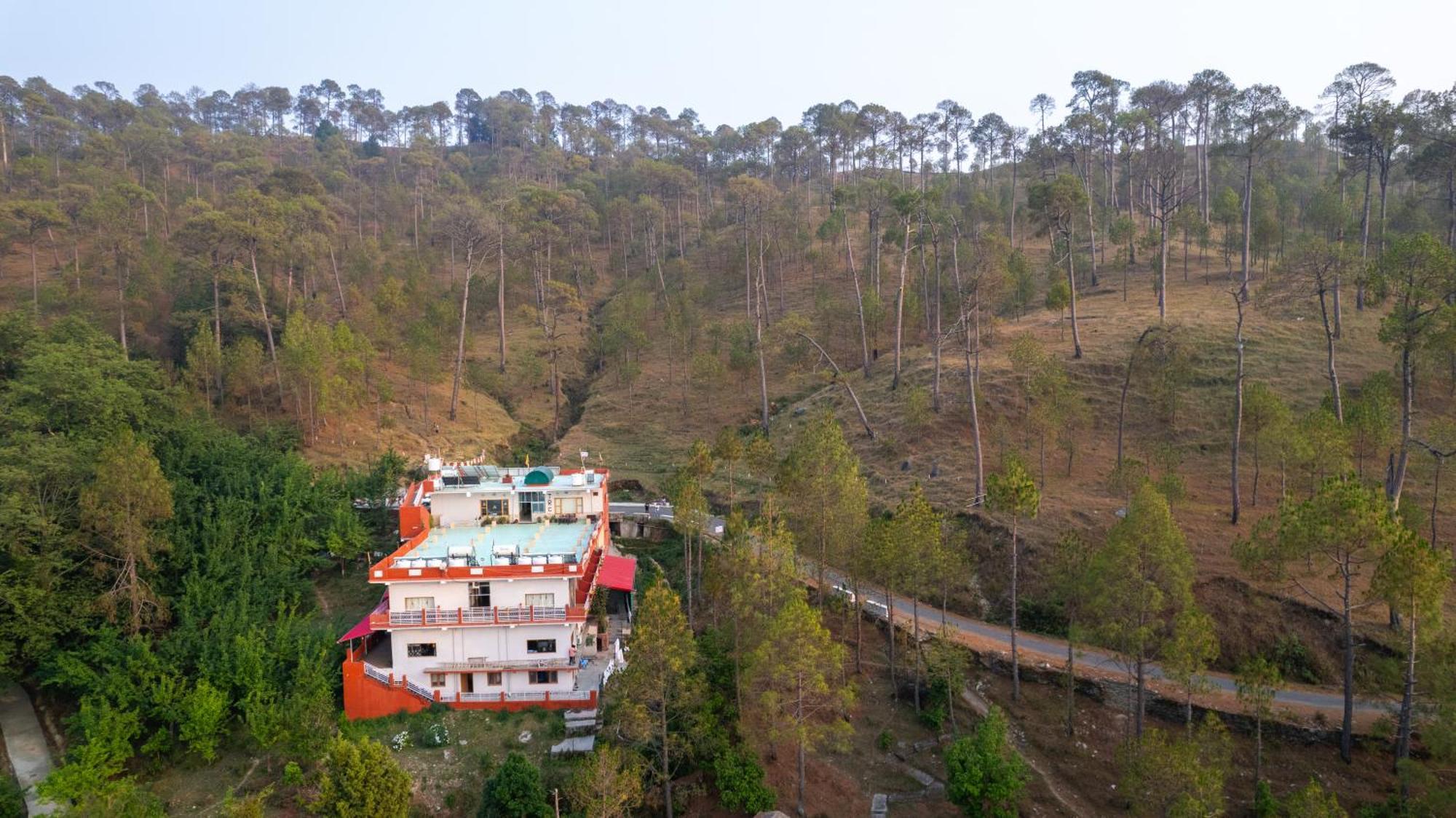 The Ranikhet Continental Hotel Екстериор снимка