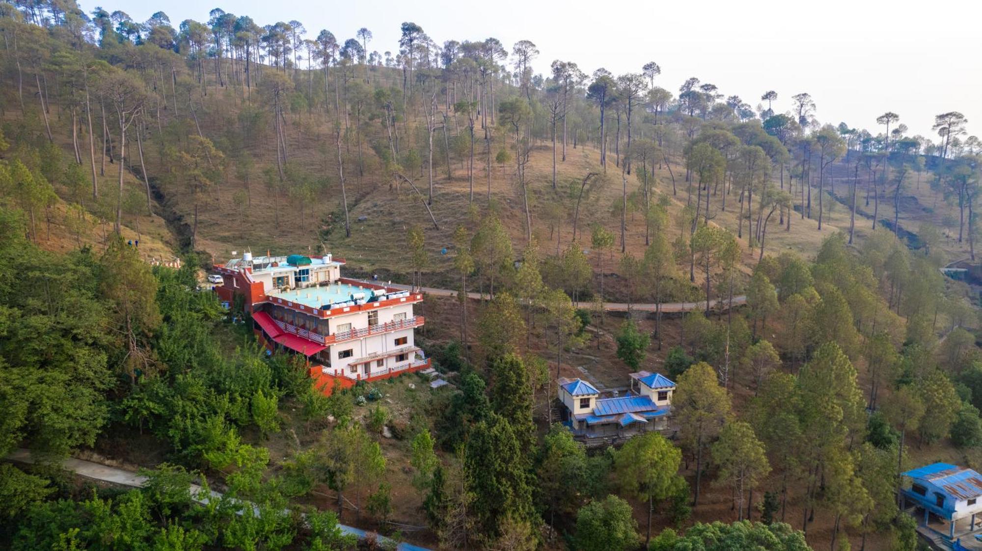 The Ranikhet Continental Hotel Екстериор снимка