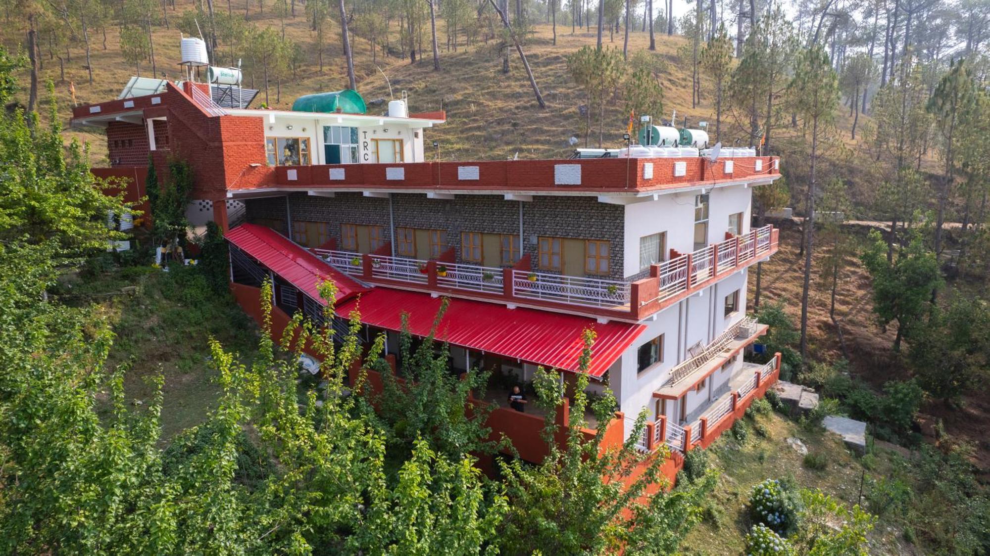 The Ranikhet Continental Hotel Екстериор снимка