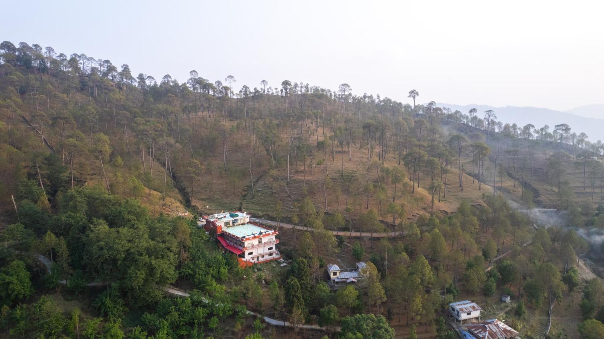 The Ranikhet Continental Hotel Екстериор снимка
