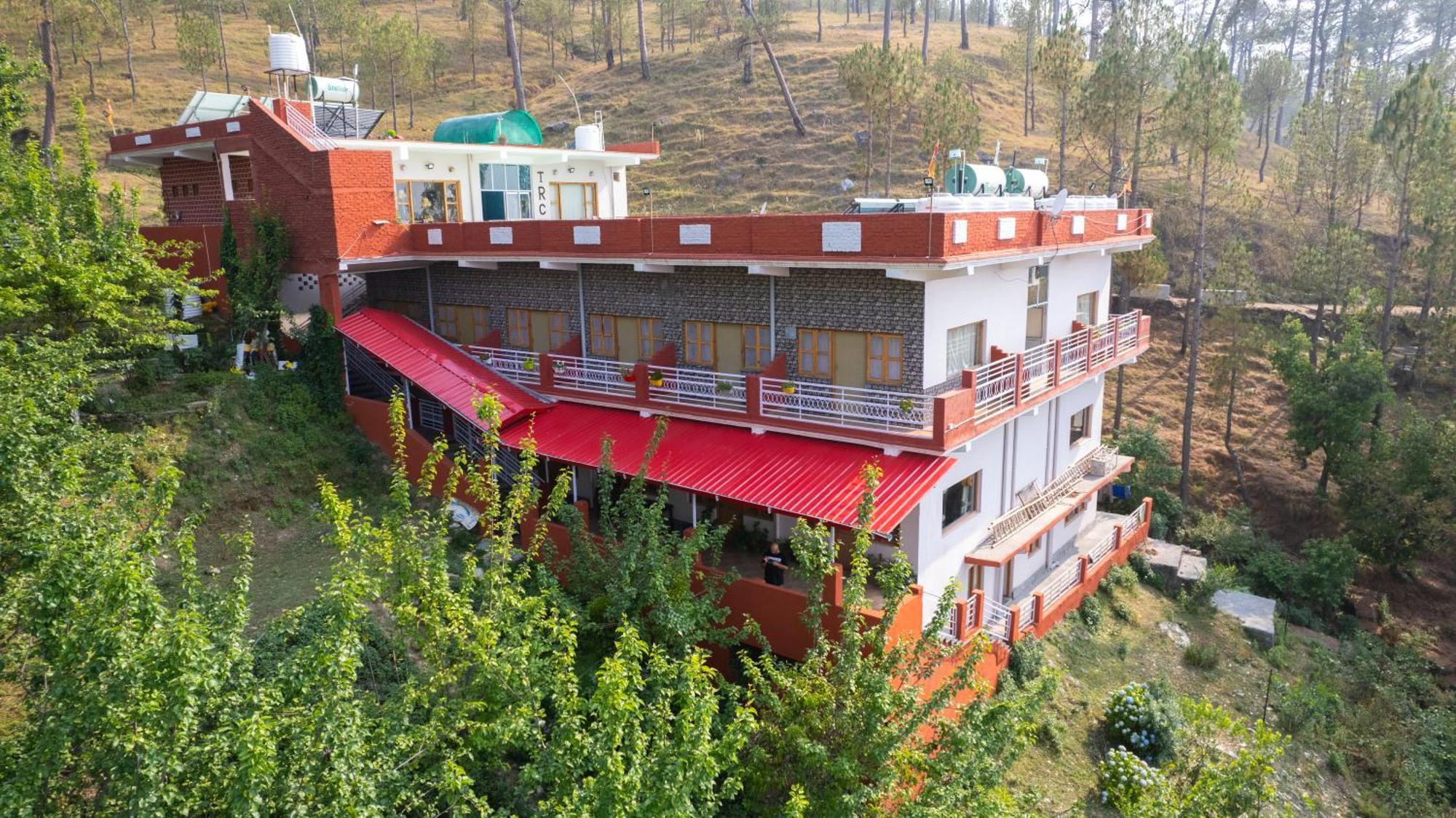 The Ranikhet Continental Hotel Екстериор снимка